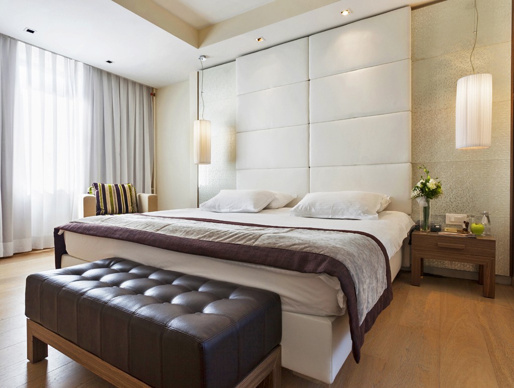 Camera da letto con pareti beige