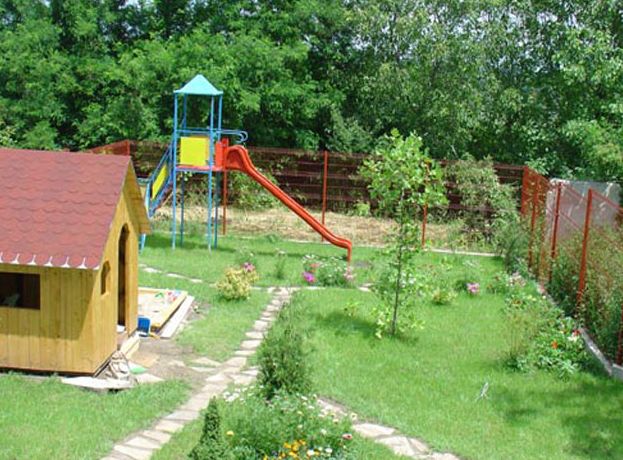 Montaggio di un parco giochi per bambini in giardino1