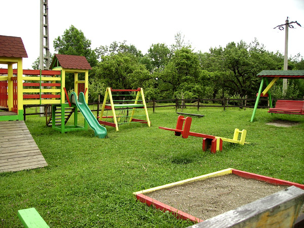 Montaggio di un parco giochi per bambini in giardino