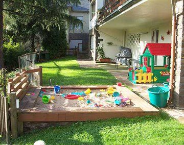 Montaggio di un parco giochi per bambini in giardino3