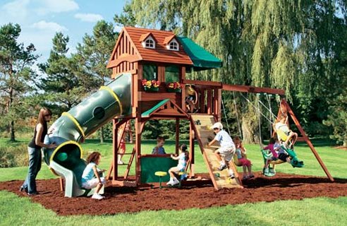 Montaggio di un parco giochi per bambini in giardino5