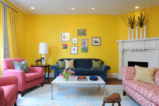 Un soggiorno colorato ed elegante