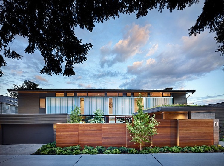 Terrazze, giardini e ampie vedute in una casa a Seattle12