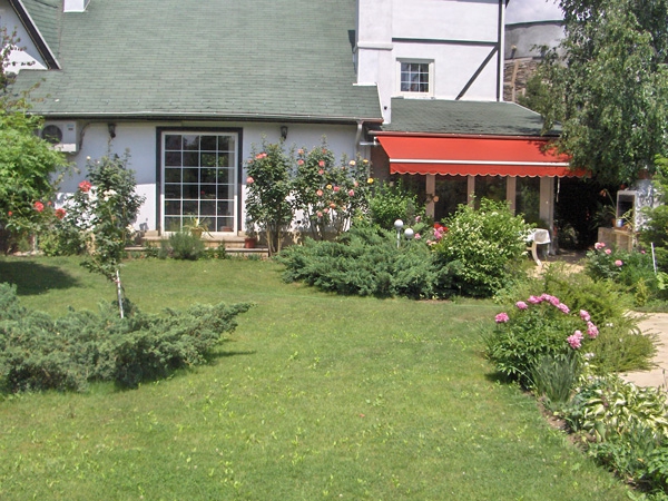 Un giardino rilassante,con legno e pietra1