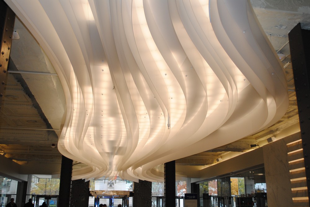 Installazione Luminosa Creativa a Soffitto 1