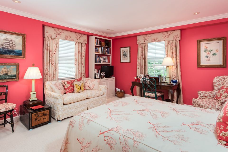 Camera da letto con pareti rosa
