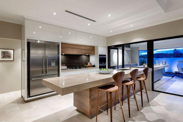 Cucine moderne modelli con tocchi di colori vivaci Cucine moderne con isola centrale