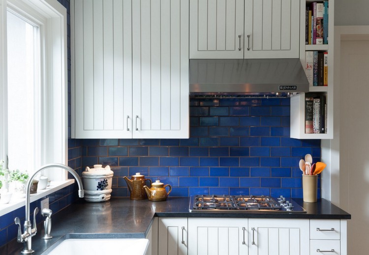 Impostare la cucina in bianco e blu