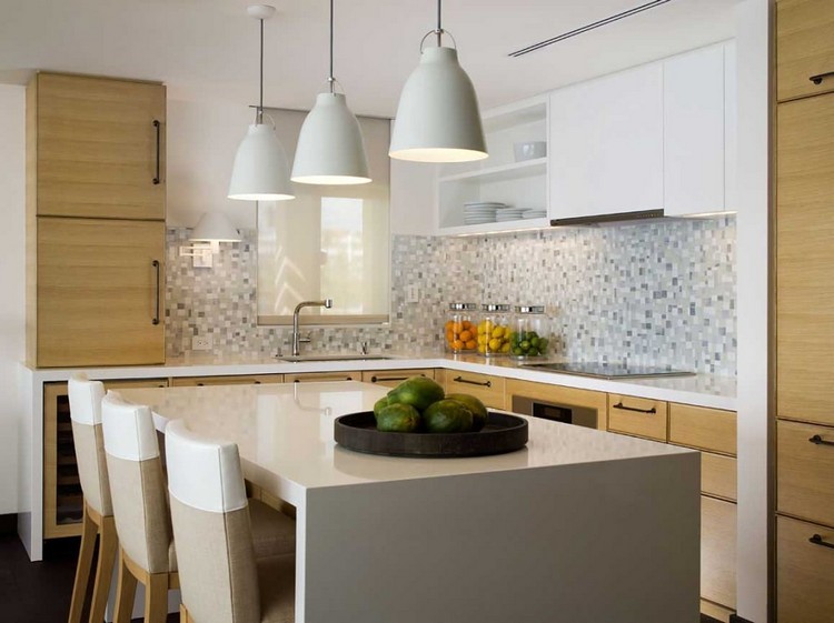 Piastrelle di colore grigio per cucina con mobili in legno