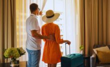 due vacanzieri che arrivano in albergo